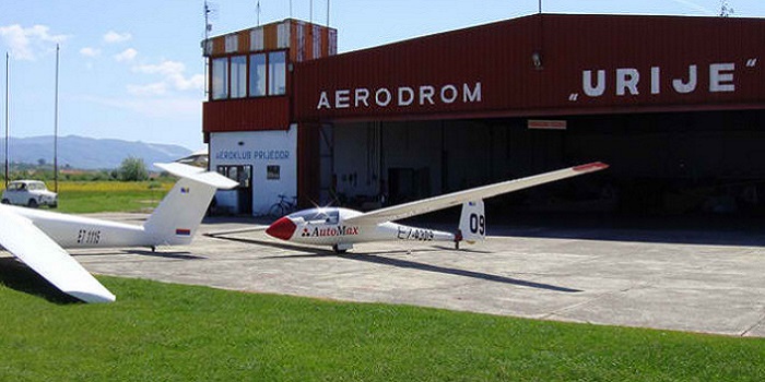 Jedrilice ispred hangara na aerodromu "Urije"