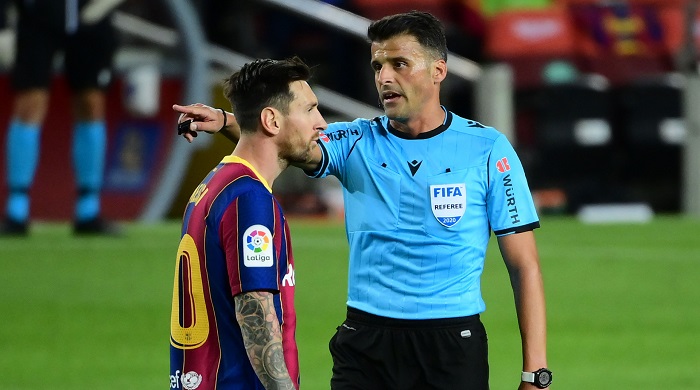 lionel-messi-and-referee-jesus-gil-manzano